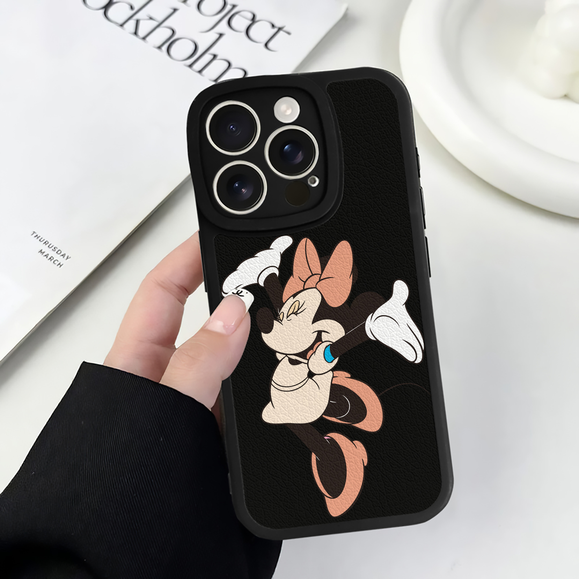 （画像用） ミッキーマウス Mickey Mouse 【iPhone 16シリーズ対応】シリコンスマホケース（レザー調） 材質：シリコン